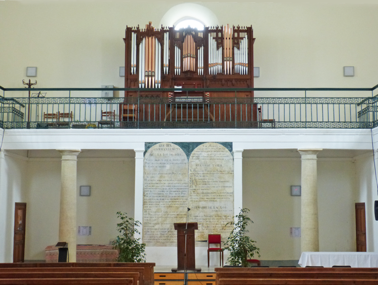 Le temple adapté pour faire face à l'orgue